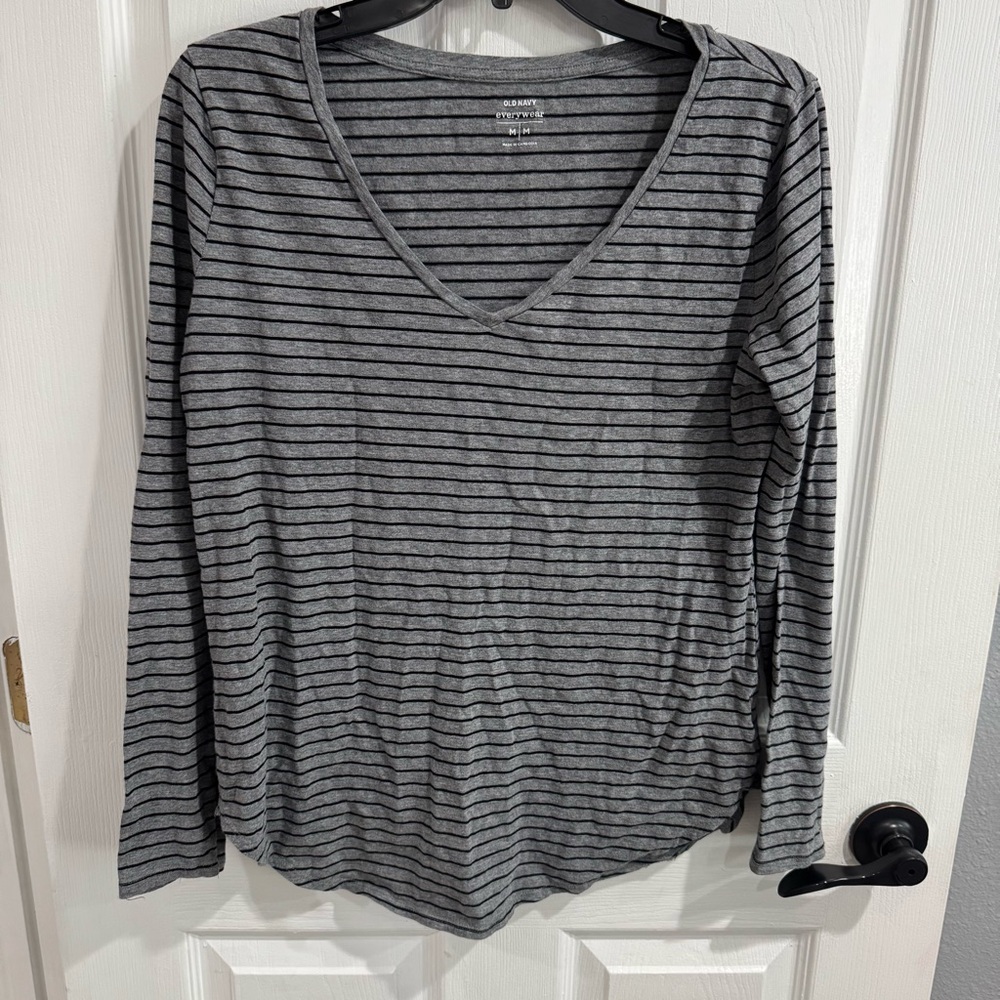 Old Navy EveryWear Gray & Black Striped V-Neck‎ Long Sleeve Tee – Size Medium